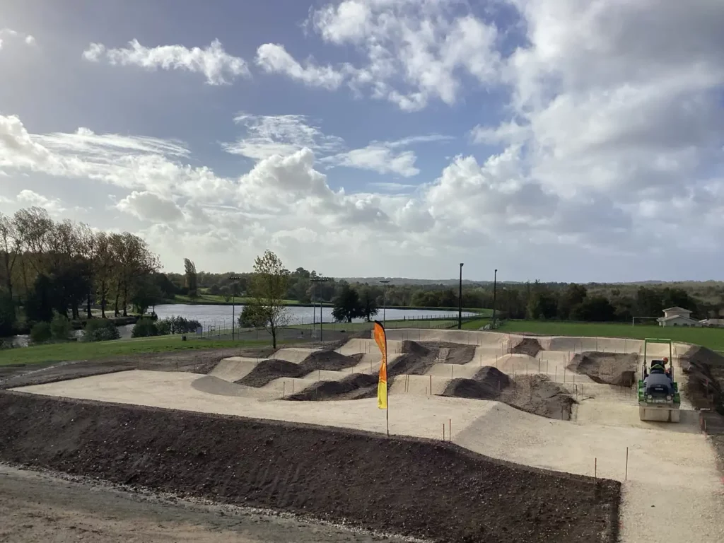 mise en œuvre du pump track de Laruscade en Gironde