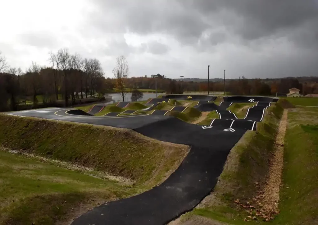 mise en œuvre du pump track de Laruscade en Gironde
